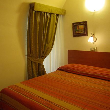 Bed & Breakfast Hostel H24 Ragusa Bagian luar foto