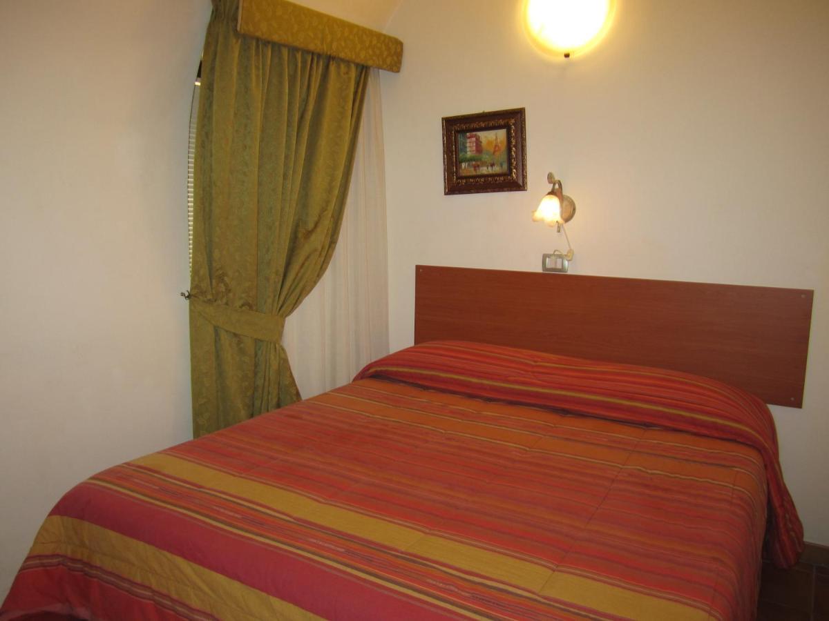 Bed & Breakfast Hostel H24 Ragusa Ruang foto