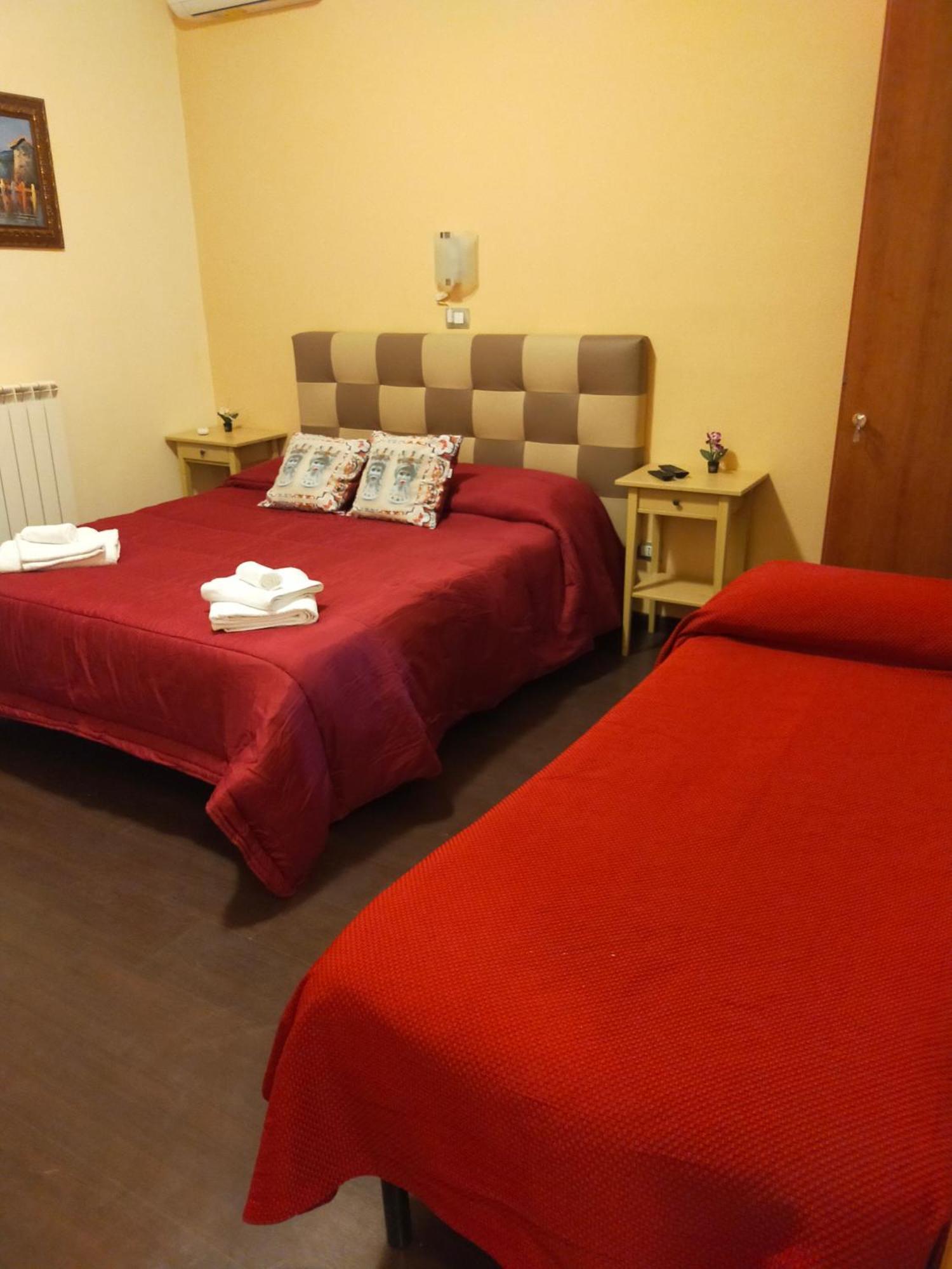 Bed & Breakfast Hostel H24 Ragusa Bagian luar foto