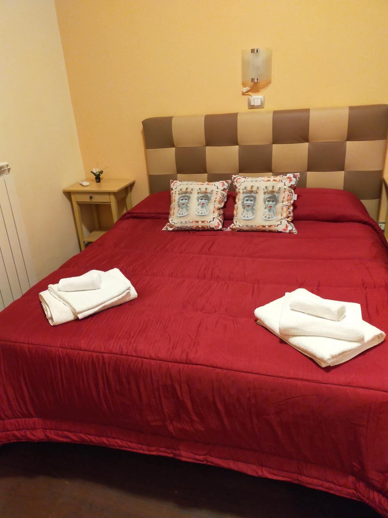 Bed & Breakfast Hostel H24 Ragusa Bagian luar foto