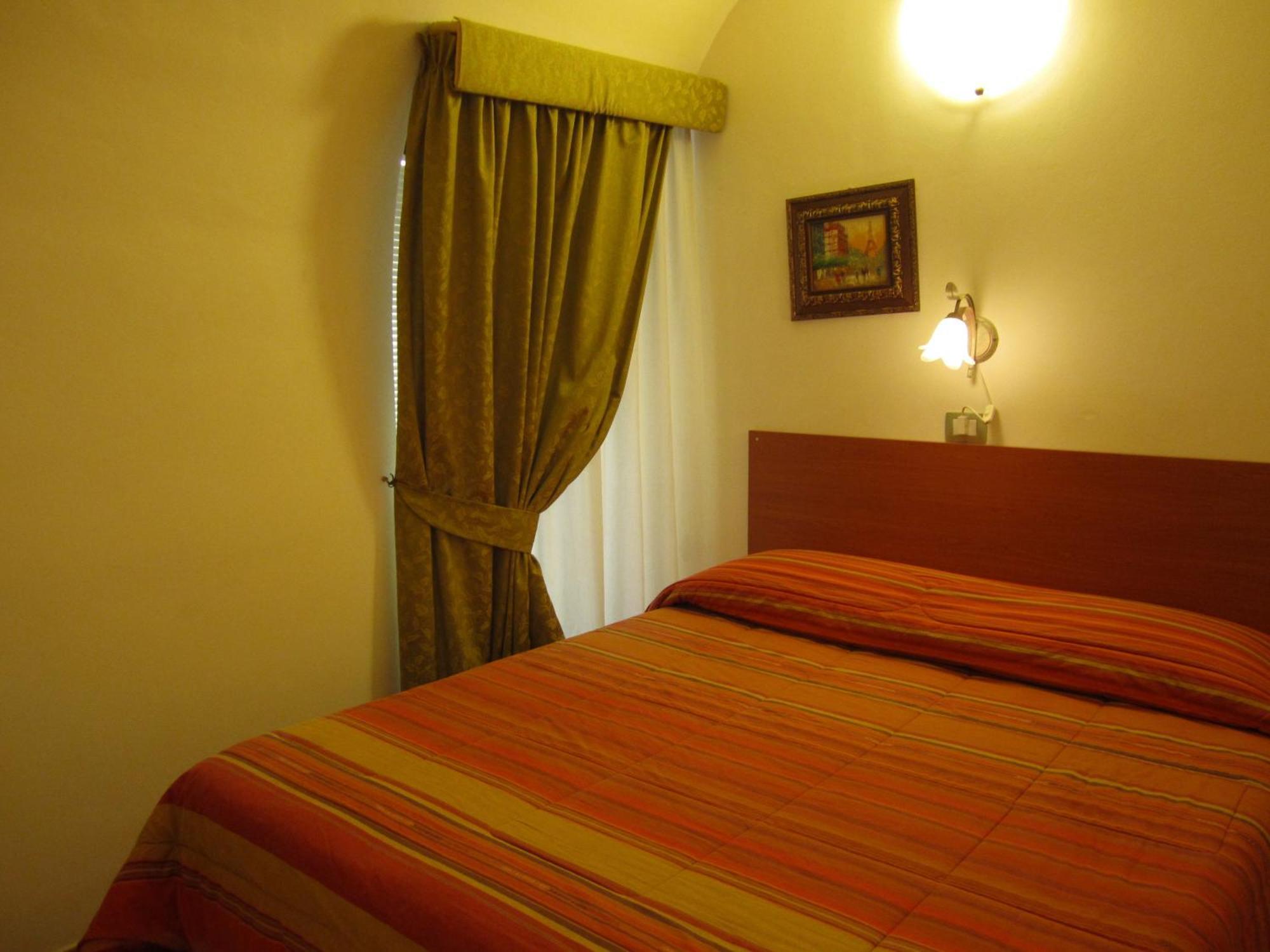 Bed & Breakfast Hostel H24 Ragusa Bagian luar foto