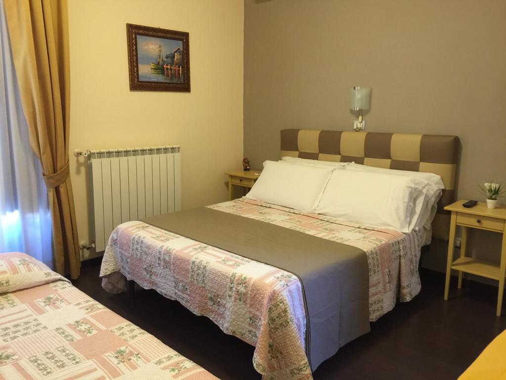 Bed & Breakfast Hostel H24 Ragusa Bagian luar foto