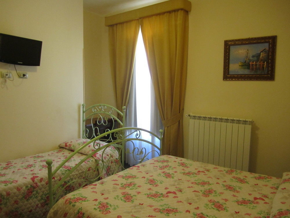 Bed & Breakfast Hostel H24 Ragusa Bagian luar foto