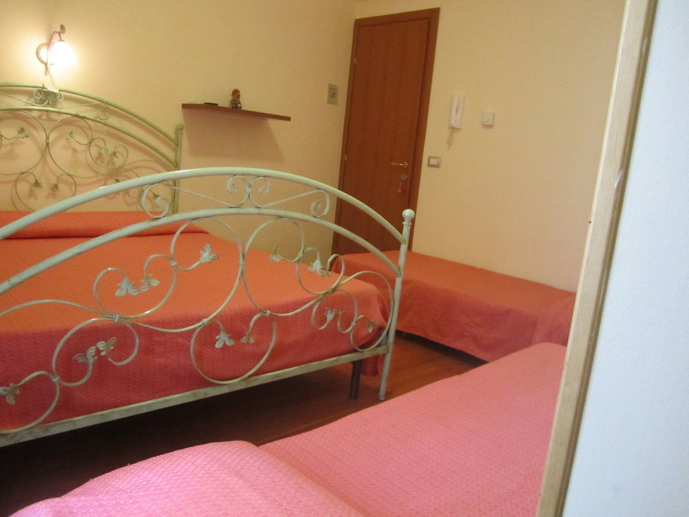 Bed & Breakfast Hostel H24 Ragusa Bagian luar foto