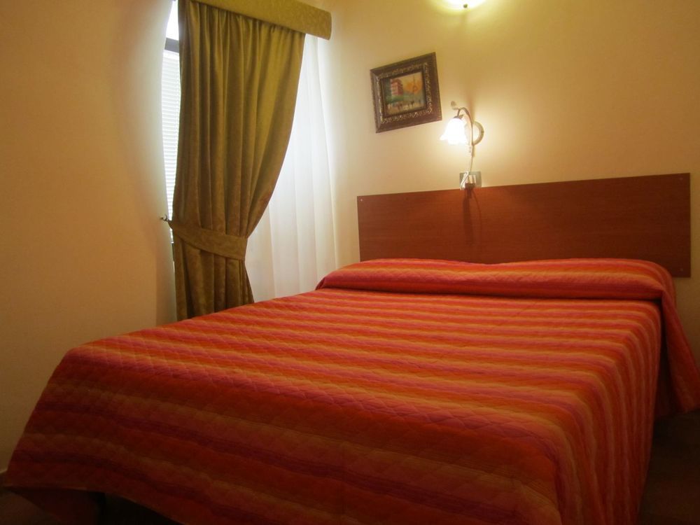 Bed & Breakfast Hostel H24 Ragusa Bagian luar foto