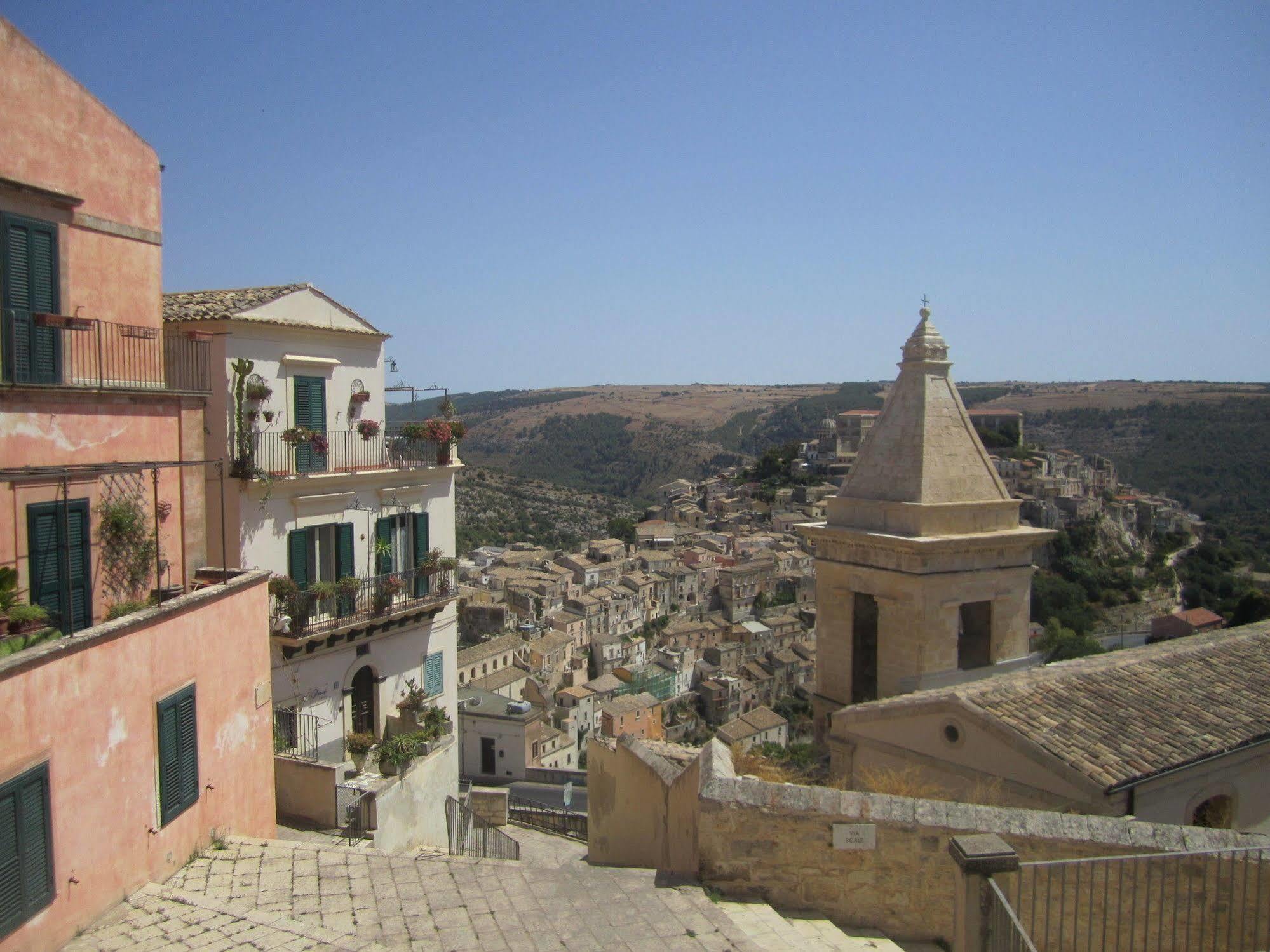 Bed & Breakfast Hostel H24 Ragusa Bagian luar foto