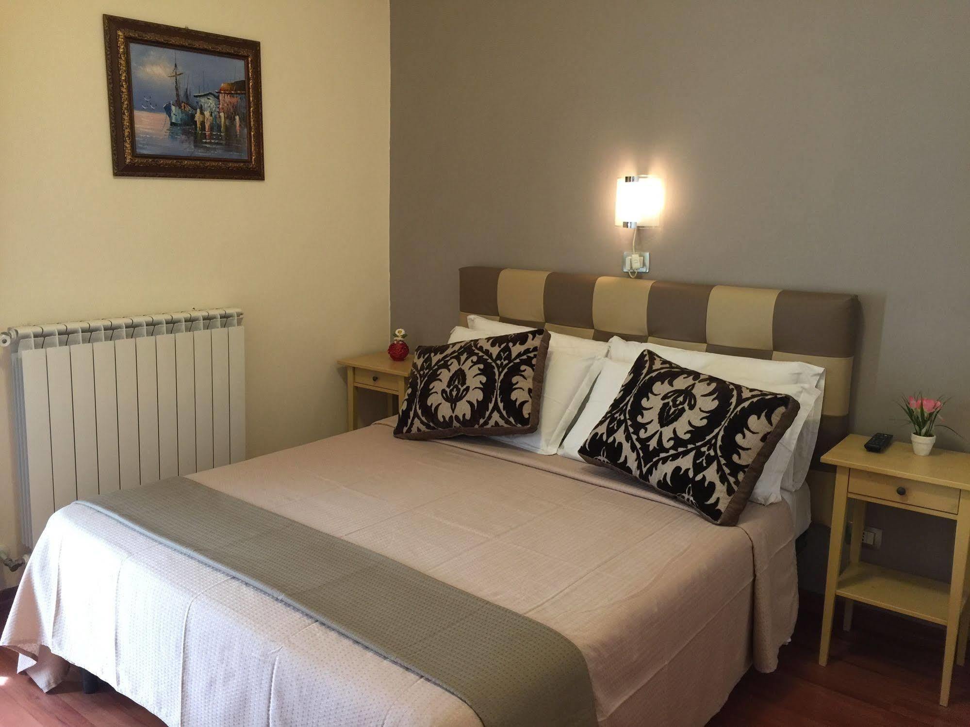 Bed & Breakfast Hostel H24 Ragusa Bagian luar foto