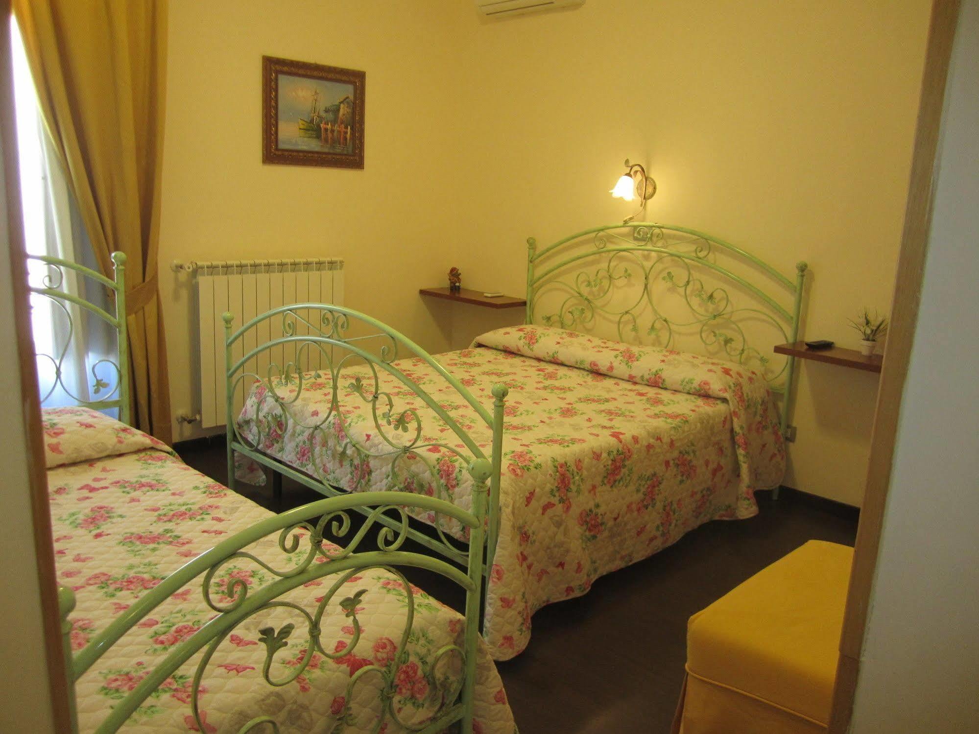 Bed & Breakfast Hostel H24 Ragusa Bagian luar foto