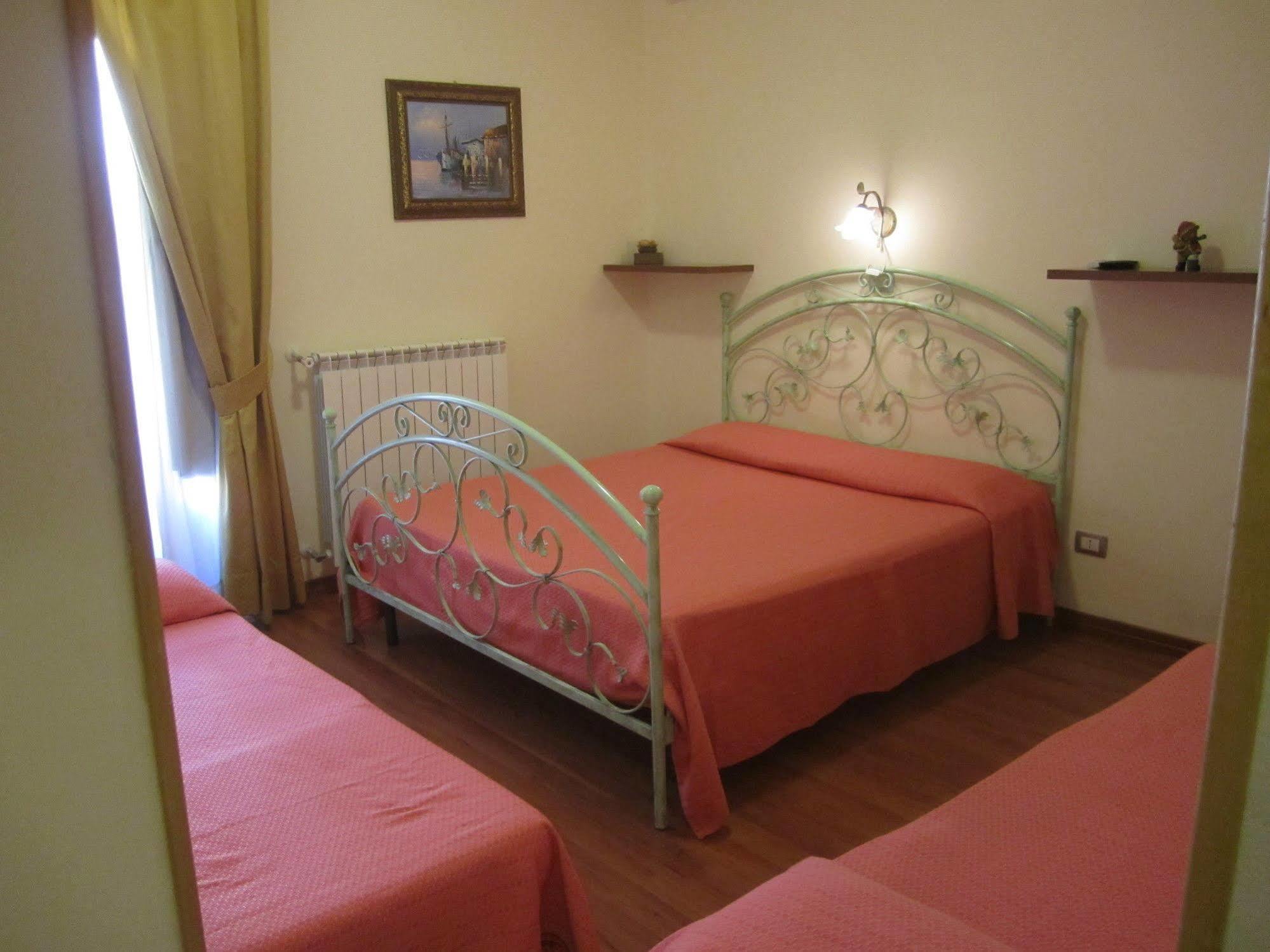 Bed & Breakfast Hostel H24 Ragusa Bagian luar foto