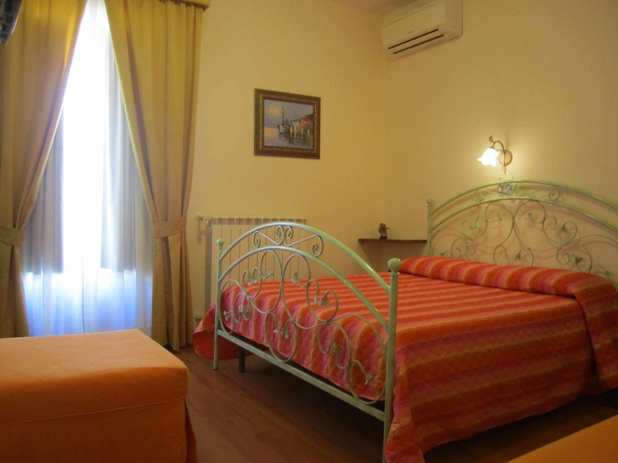 Bed & Breakfast Hostel H24 Ragusa Bagian luar foto