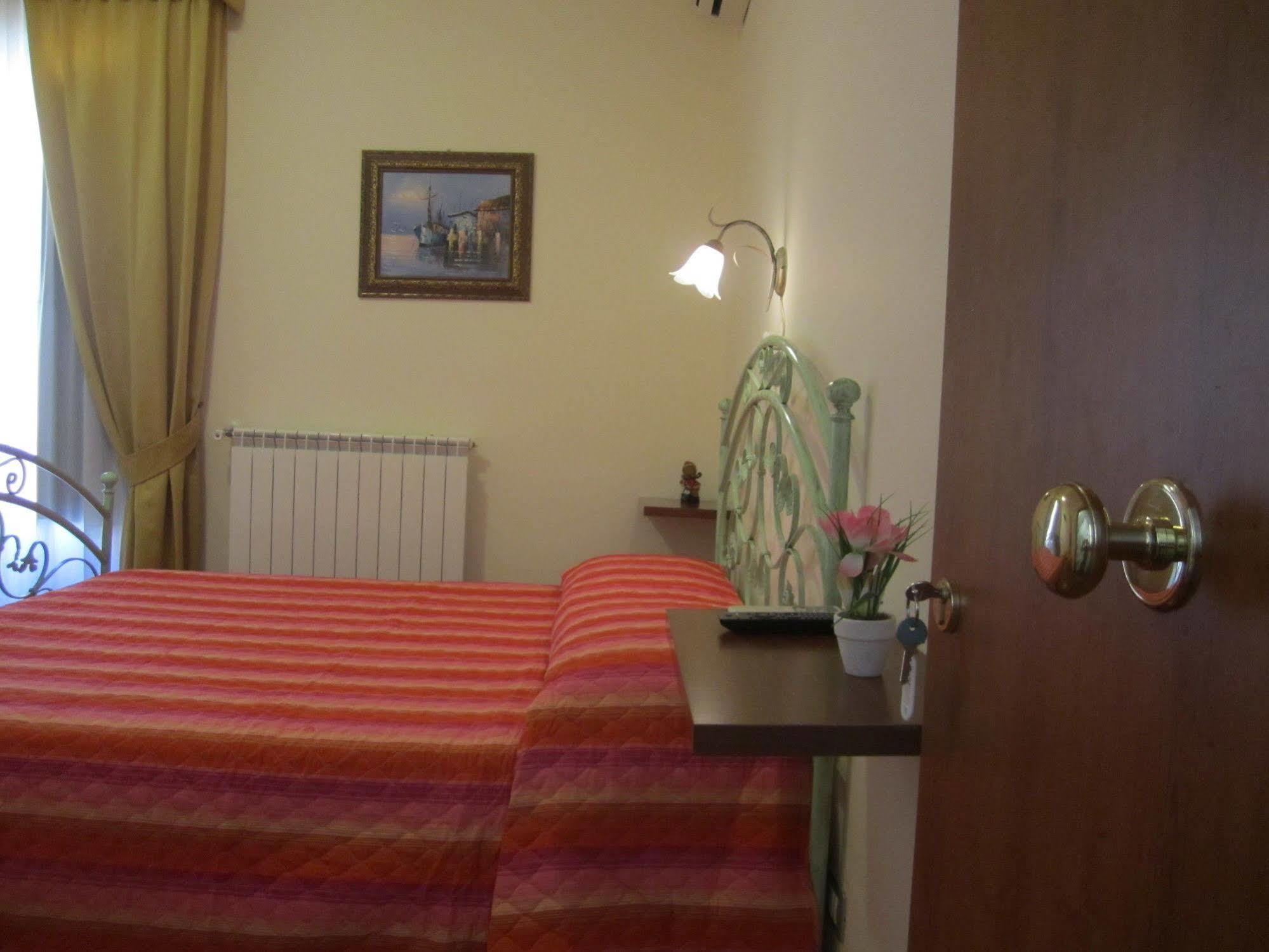 Bed & Breakfast Hostel H24 Ragusa Bagian luar foto