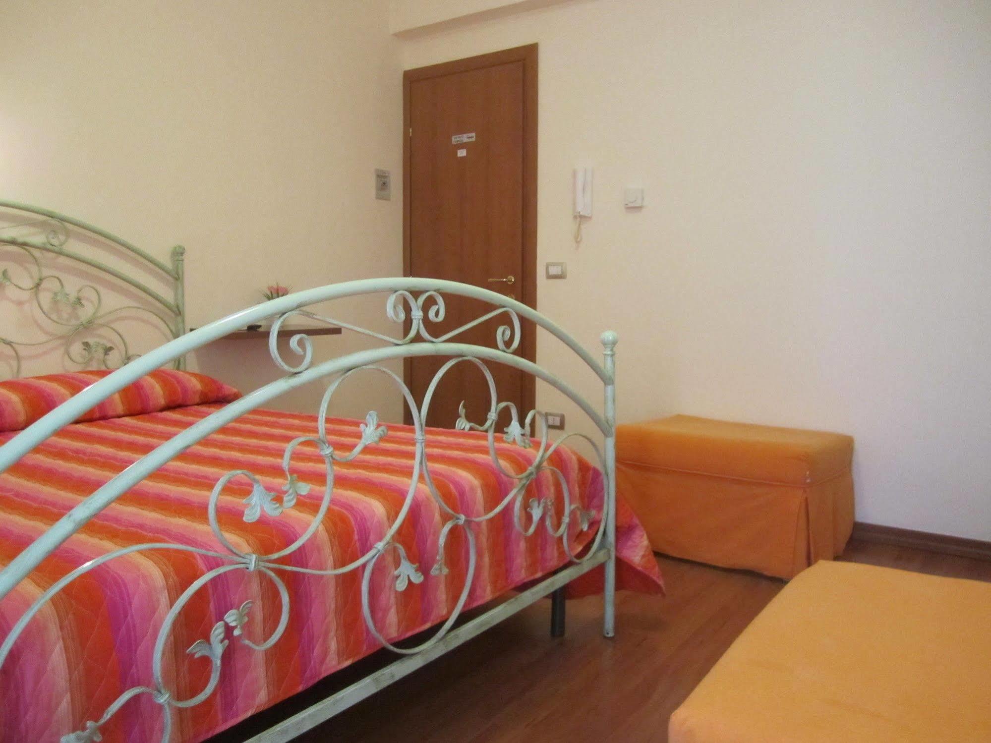 Bed & Breakfast Hostel H24 Ragusa Bagian luar foto