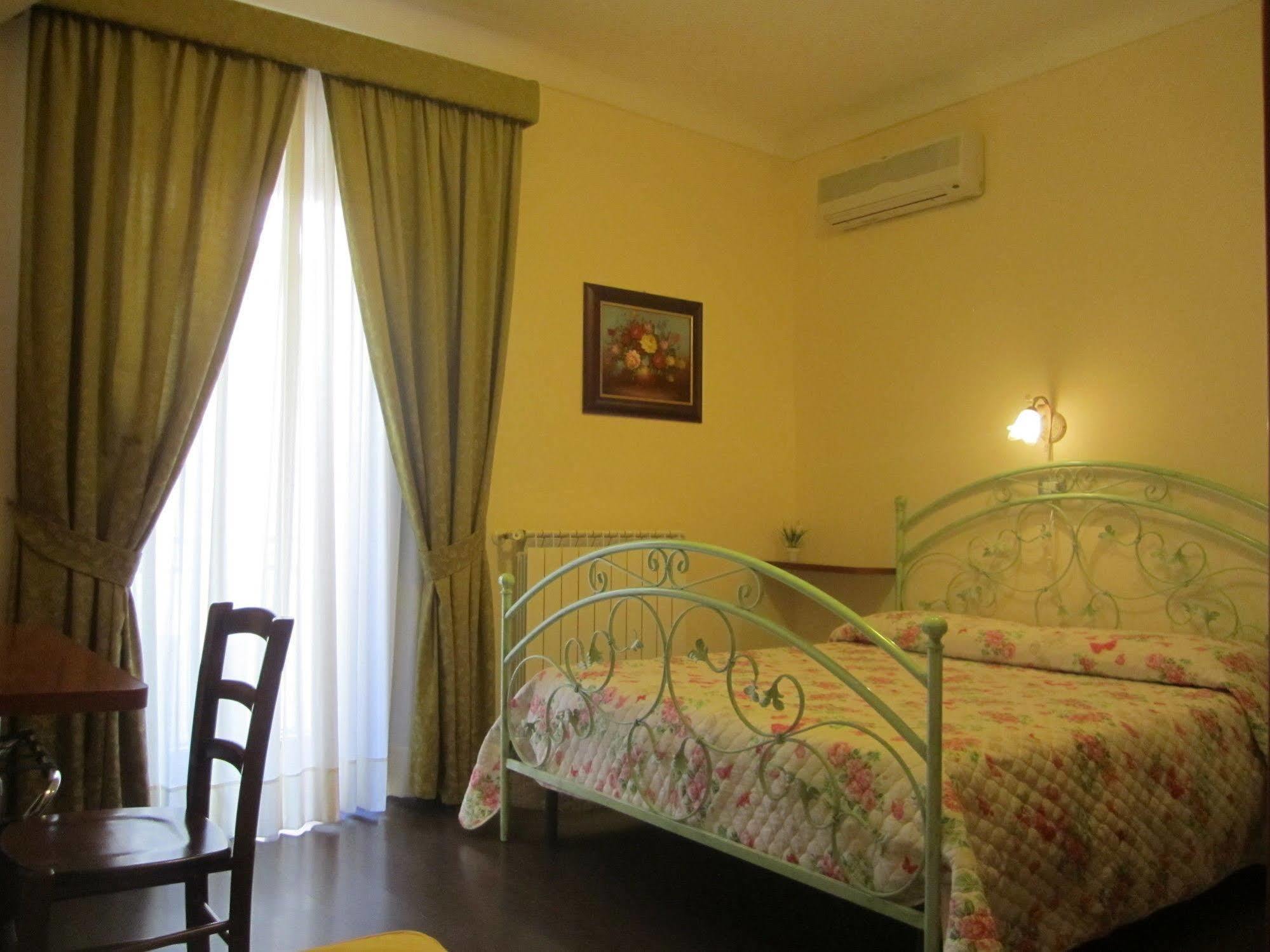 Bed & Breakfast Hostel H24 Ragusa Bagian luar foto